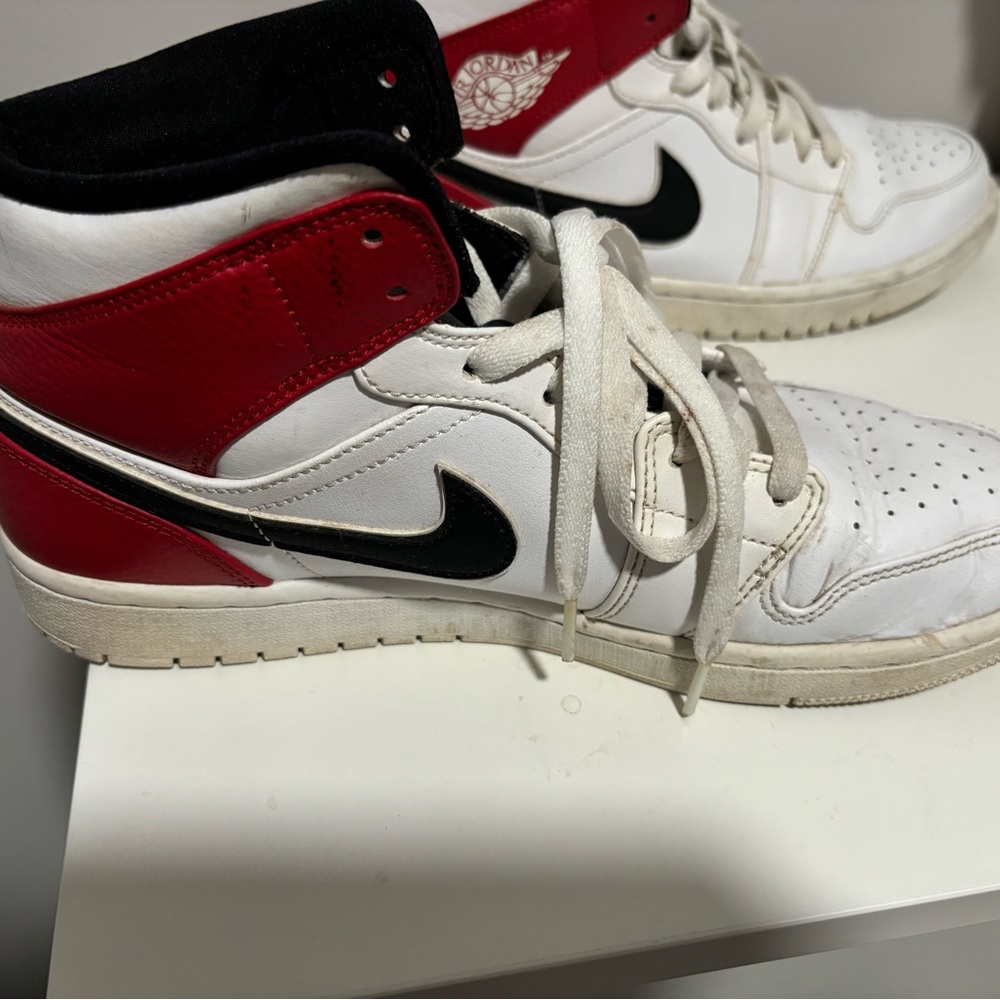 Jordan 1 Retro red white black size 9 men